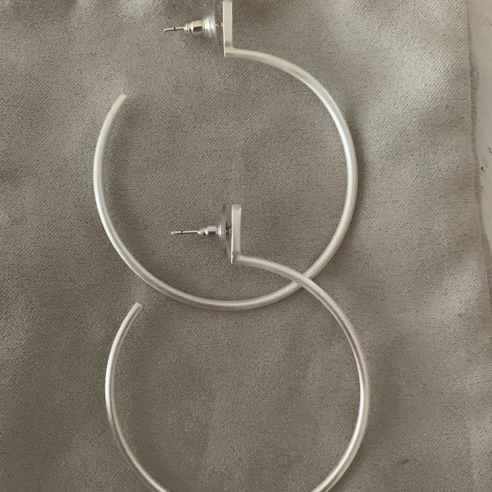 Kendra Scott Pepper Hoop Earrings in Bright Silver